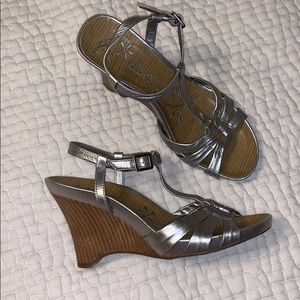 Matte silver Kenneth Cole Reaction wedges🖤